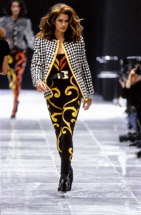 versace schaufensterpuppe|versace fashion show.